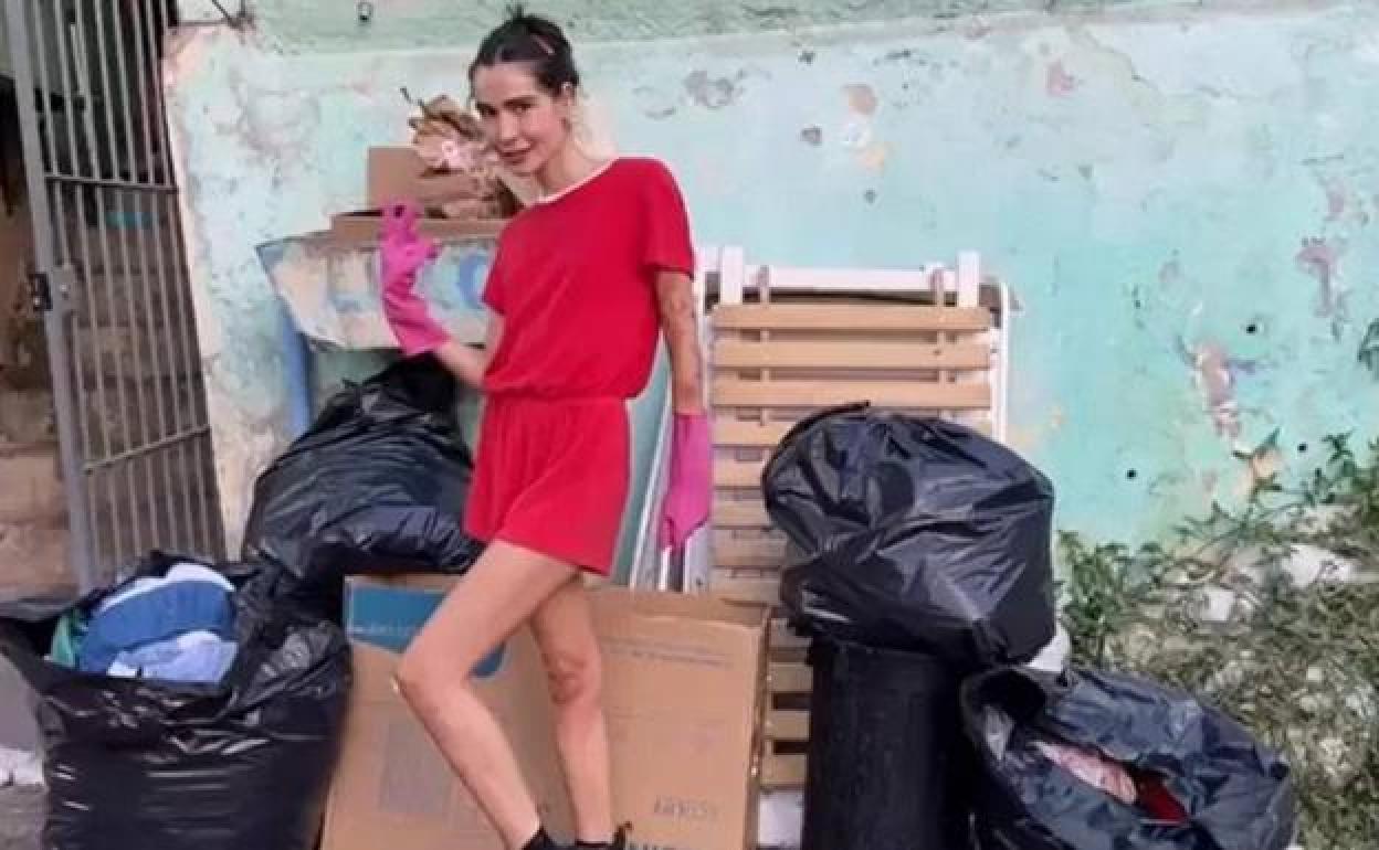 Una modelo se hace viral limpiando casas de personas con depresión