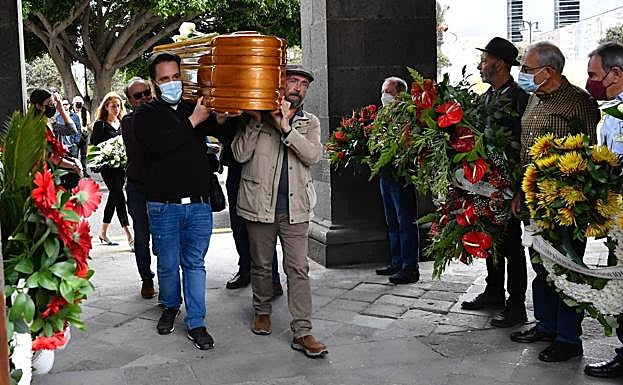 Imagen del entierro en la capital grancanaria. 