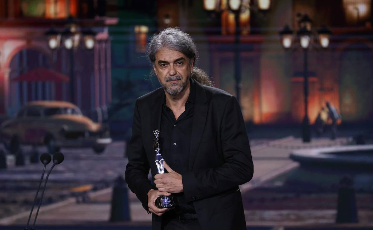 Fernando León de Aranoa, este domingo por la noche al recoger uno de los premios por su última película.