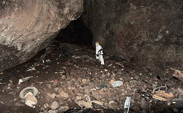 Un bombero del Consorcio de Emergencias en el fondo de la Sima durante su bajada hace dos años. 