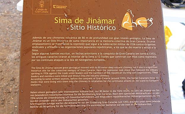 Placa situada junto a la boca de la Sima de Jinámar explicando la historia de este tubo volcánico. 