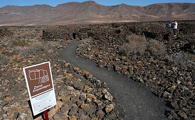 Casas hondas del poblado aborigen de La Atalayita. 
