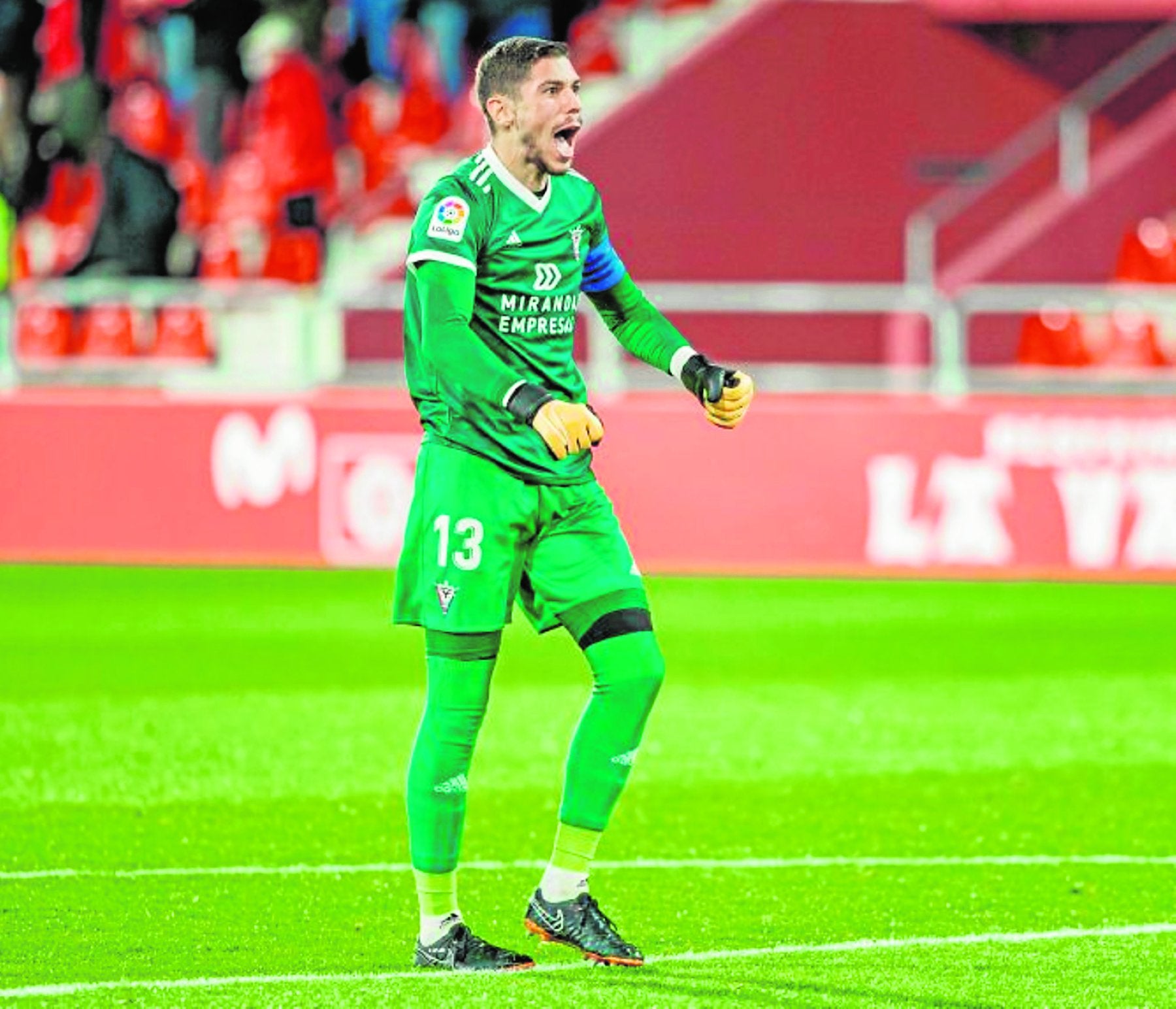Raúl Lizoain, esta temporada durante un partido defendiendo la portería del CD Mirandés. 