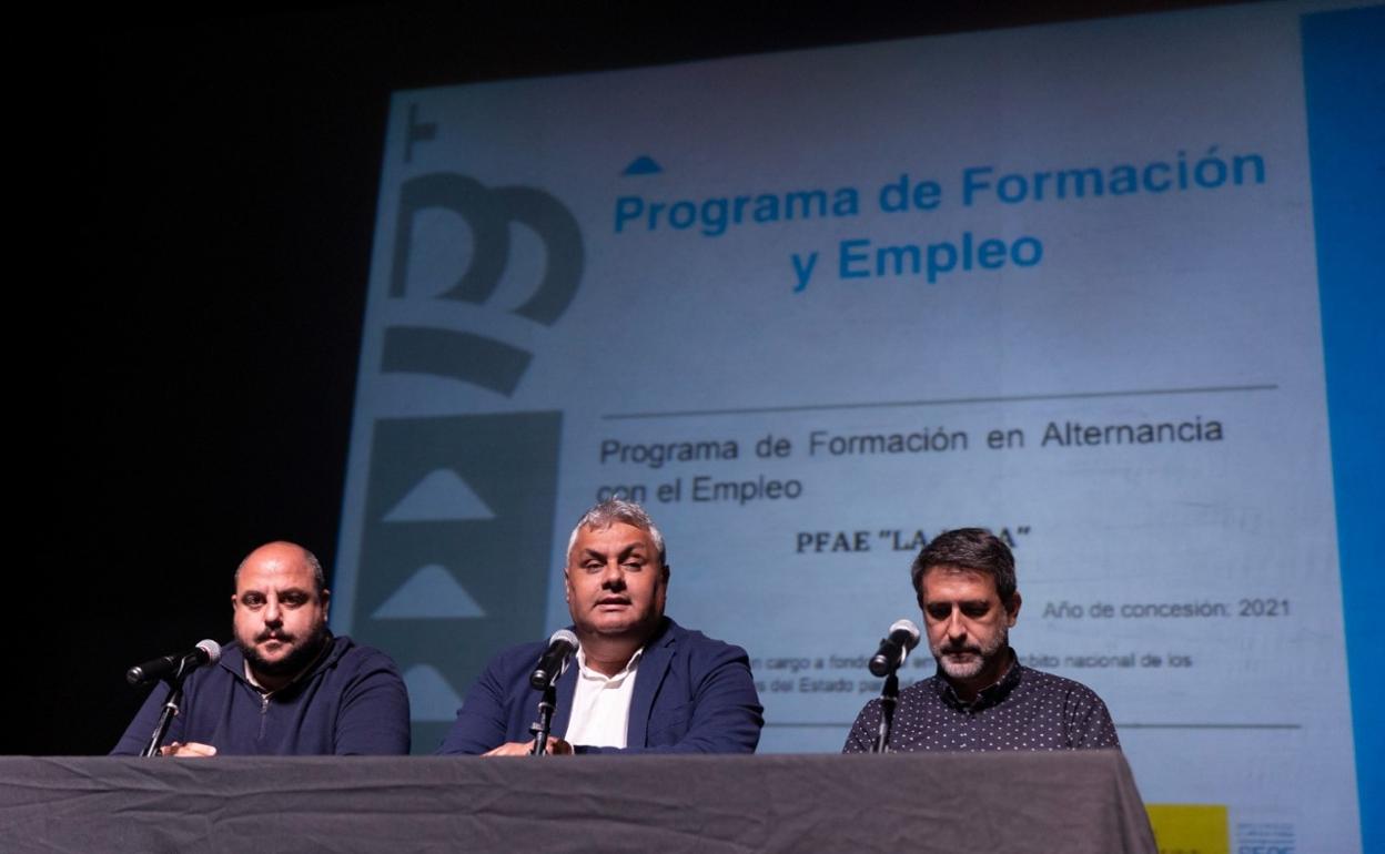 David Perdomo, concejal de Empleo, el alcalde Juan Jiménez y Jorge Guevara, responsable de SCE. 