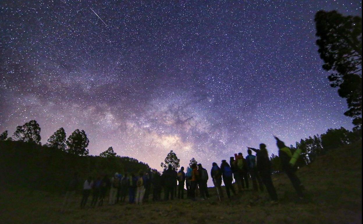 En la imagen, el meteoro se puede apreciar en la parte superior izquierda. 