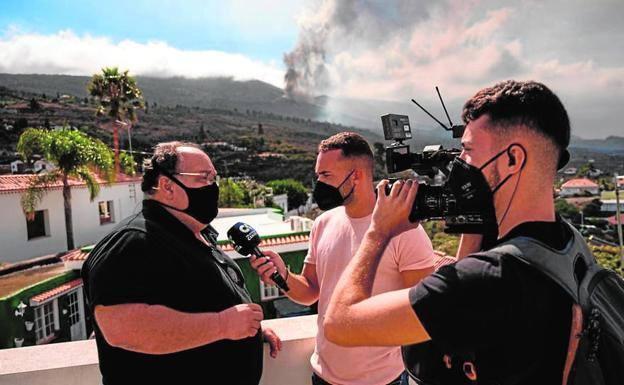 El programa 1 hora menos de Televisión Canaria cubriendo la erupción del volcán de La Palma