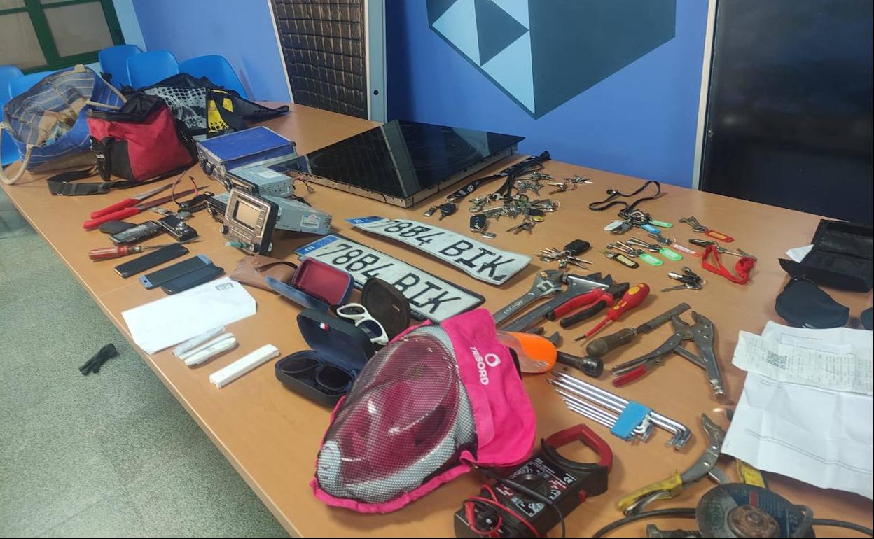 Exposición de los objetos incautados en la operación. 