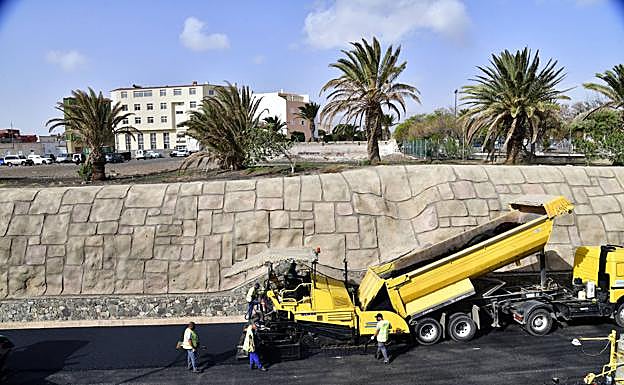 Imagen de archivo de trabajos de asfaltado en una carretera insular. 
