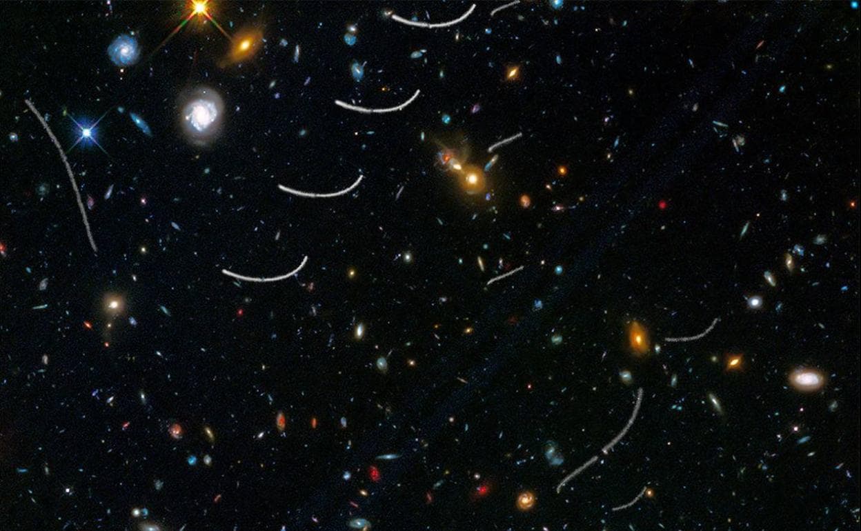 Asteroides capturados como rayas en una imagen tomada por el telescopio espacial Hubble.