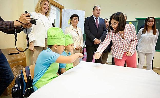 Carolina Darias, ministra de Sanidad, saluda a alumnos del CEIP Las Rehoyas. 