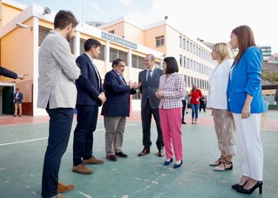 Imagen secundaria 1 - Augusto Hidalgo, Blas Trujillo y Carolina Darias visitan el CEIP Las Rehoyas, para conocer los efectos del plan Nereu. 