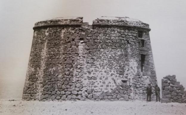 Foto antigua de la torre defensiva del siglo XVIII que figura en el libro 'La Oliva, historia de un pueblo de Fuerteventura', que publicó el Ayuntamiento del norte y la Parroquia de La Oliva. 