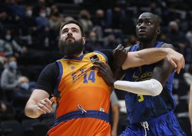 Imagen secundaria 1 - Imágenes del encuentro de la primera vuelta entre el Valencia y el Granca en la Fonteta. 