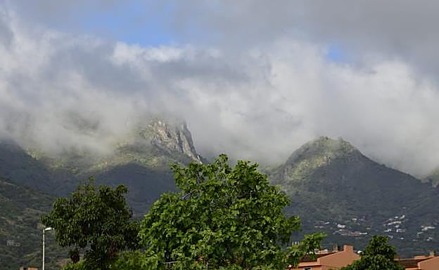 Nubes, calima y altas temperaturas dan inicio a la semana. 