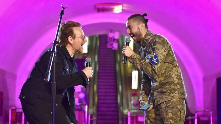 El cantante Bono y un militar cantando en el Metro de Kiev