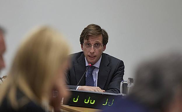 El alcalde de Madrid, José Luis Martínez-Almeida, durante su declaración en la comisión. 
