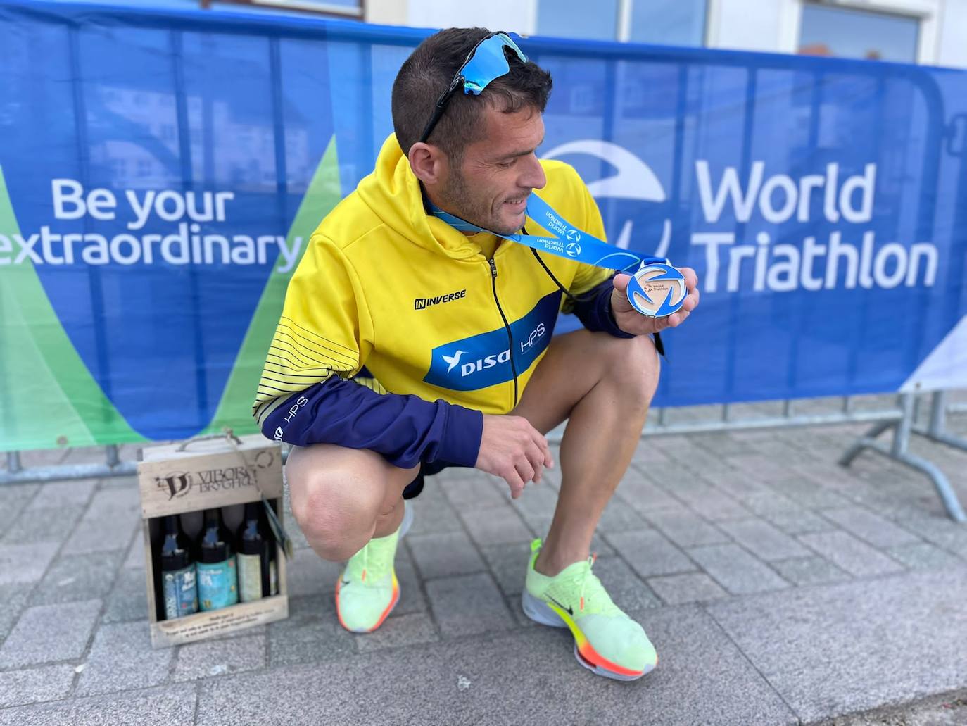 Tanausú Castellano muestra orgulloso su medalla de plata. 