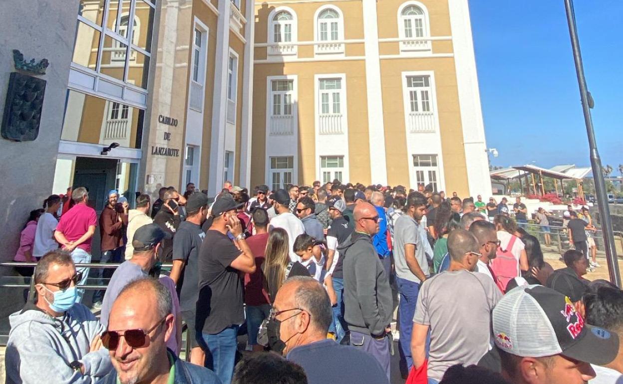 Concentración de aficionados al automovilismo en abril ante el Cabildo. 