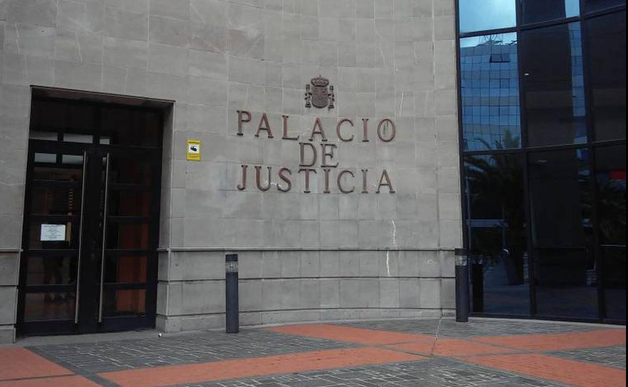 A juicio el acusado de matar a una mujer trans en Costa del Silencio