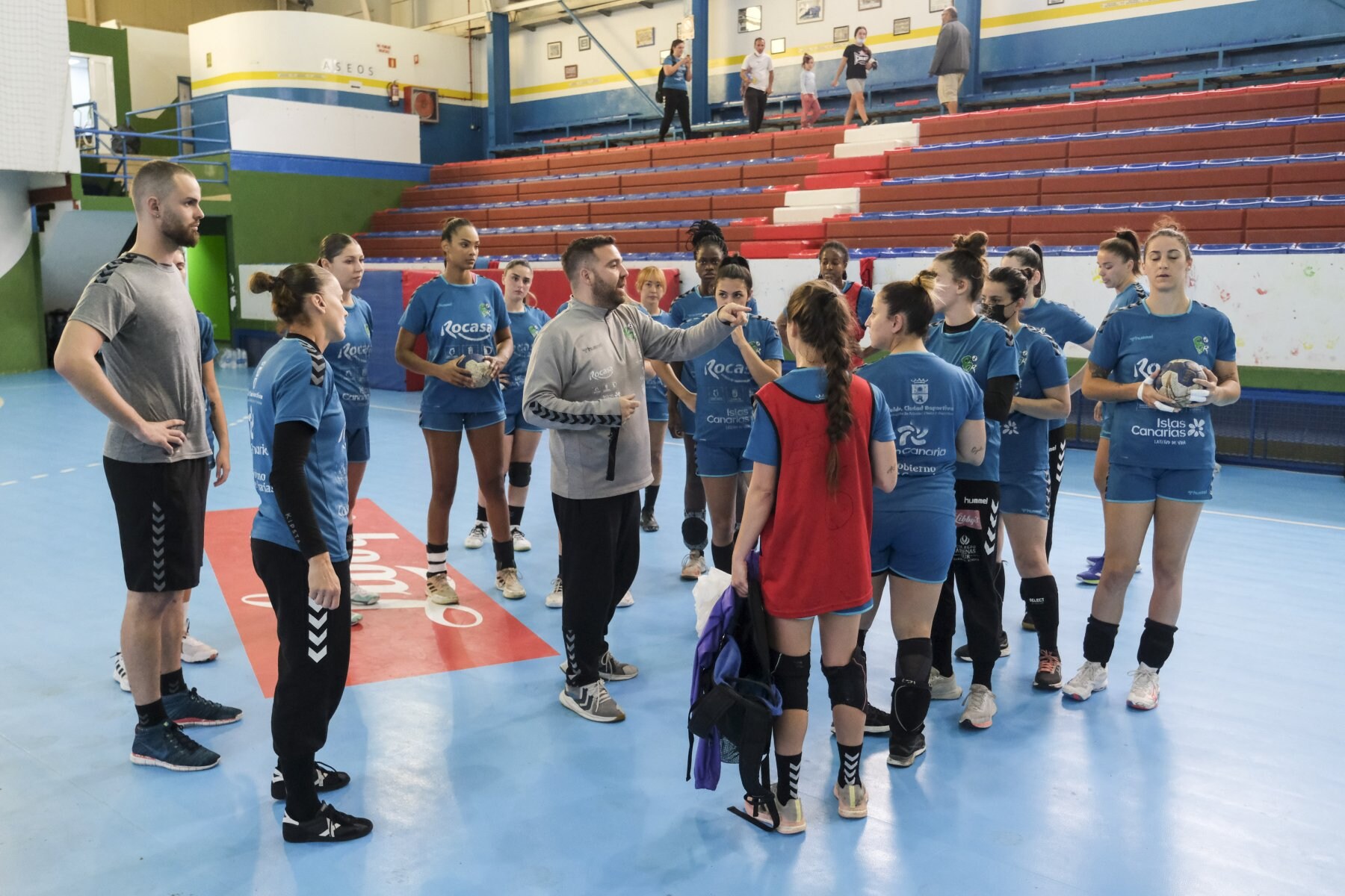 Robert Cuesta, dando indicaciones a sus jugadoras en un entrenamiento. 