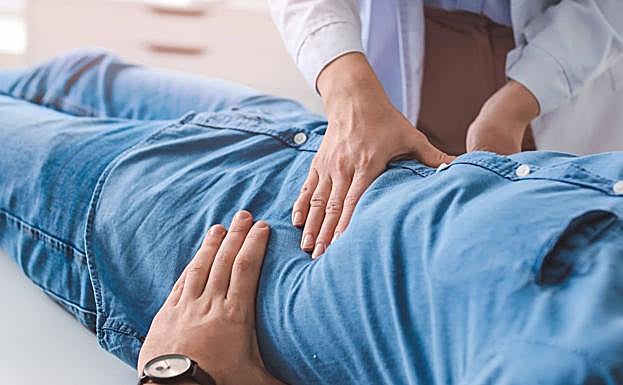 Imagen de un especialista de Vithas Las Palmas, atendiendo a un paciente.