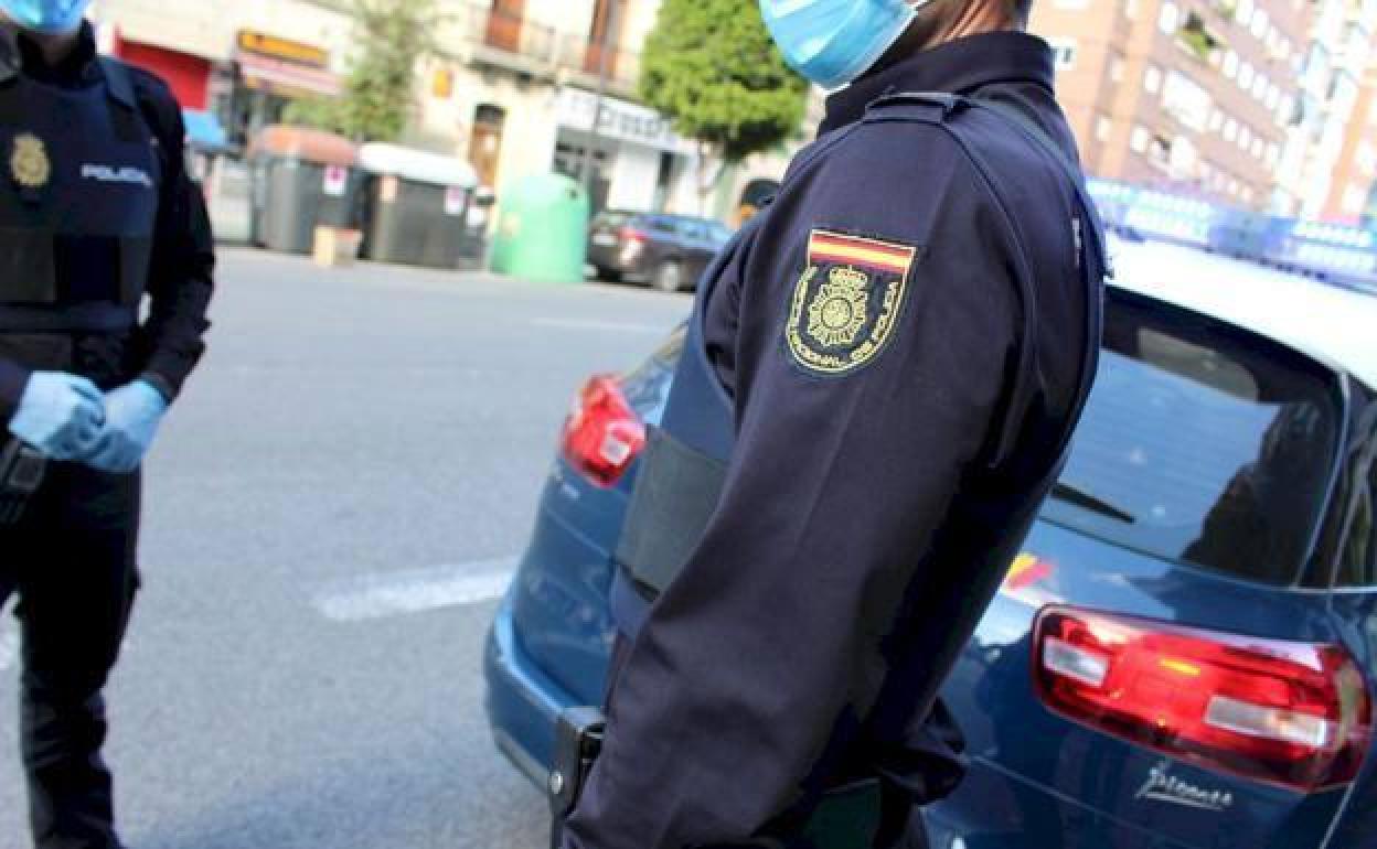 La Policía Nacional cubre a la vítima presunta mujer asesinada este miércoles. 