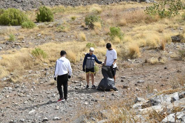 Fotos: Alumnado del IES Josefina de la Torre le dan una batida al barranco del Polvo