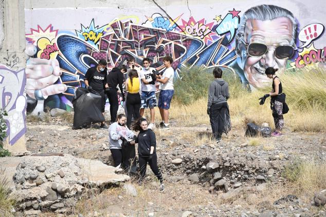 Fotos: Alumnado del IES Josefina de la Torre le dan una batida al barranco del Polvo