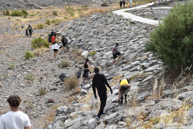 Fotos: Alumnado del IES Josefina de la Torre le dan una batida al barranco del Polvo