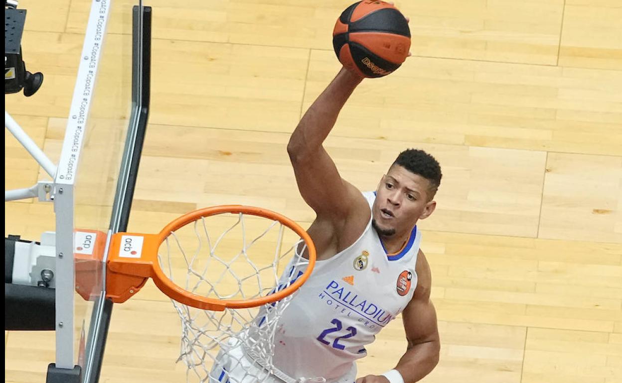 Tavares machaca en el duelo entre el Real Madrid y el Lenovo Tenerife en la Copa del Rey. 