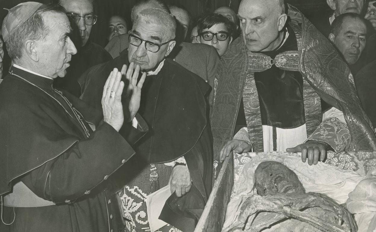 El arzobispo Casimiro Morcillo (izq.), en 1969 ante los restos incorruptos de San Isidro, que vivió en el siglo XII. 