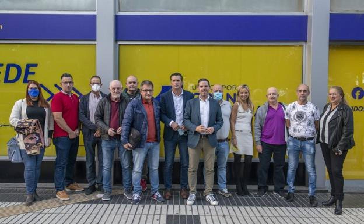 Blas Díaz y su equipo junto a Lucas Bravo de Laguna, líder de UxGC. 