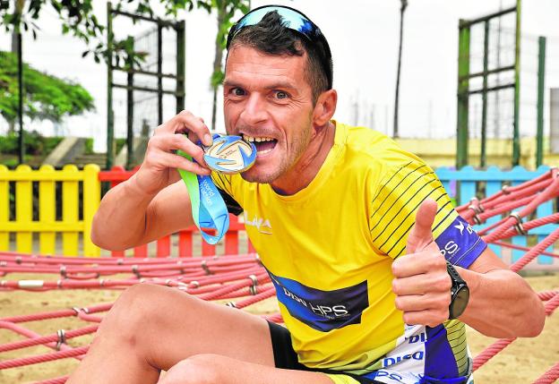 Tanausú Castellano disfruta con su medalla de subcampeón del mundo. 