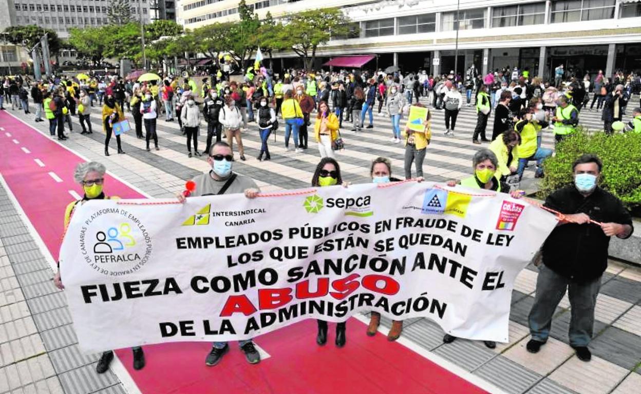 Protesta de los interinos de la comunidad autónoma a las puertas de Presidencia del Gobierno. 