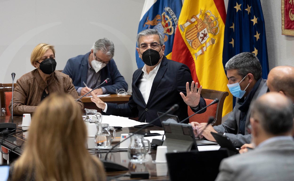 El vicepresidente y consejero de Hacienda respondió ayer a una pregunta de Manuel Marrero (archivo). 