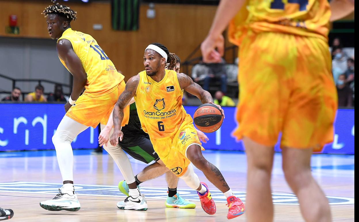 El director de juego francés del Club Baloncesto Gran Canaria, Andrew Albicy, marca el ritmo en el duelo contra el Joventut. 
