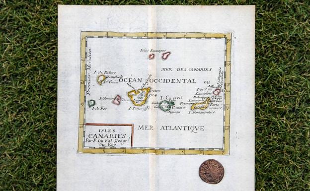 Una de las monedas identificadas sobre un mapa de Canarias de principios del siglo XVII. 