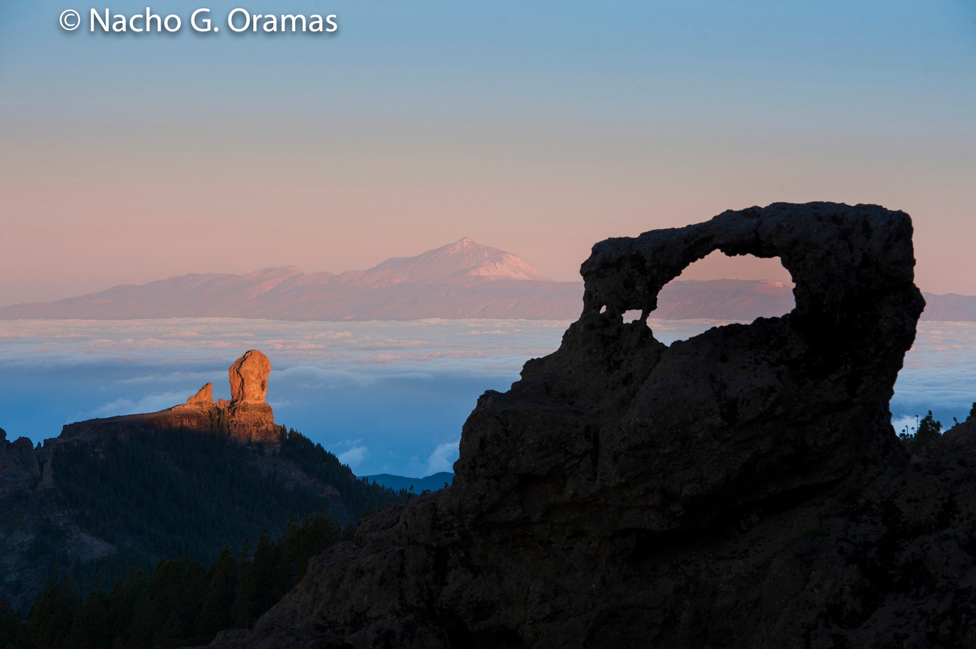 El Roque Nublo, el pico Teide (Tenerife) y la Ventana de la Gañifa al amanecer (Morro de la Agujereada, San Bartolomé de Tirajana).