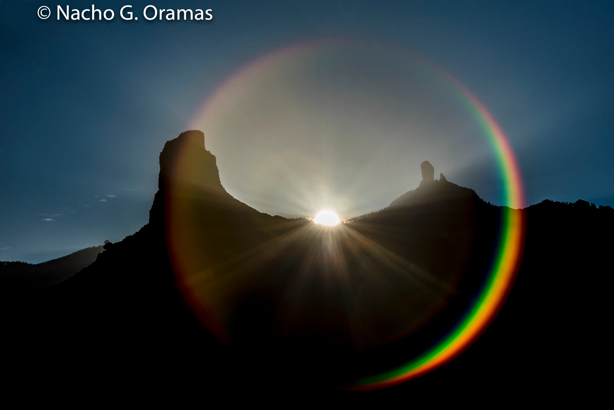 El sol amanece, en el solsticio de Invierno, entre el Roque Bentayga y el Roque Nublo (Acusa Seca, Artenara).