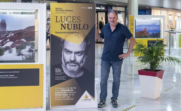 Nacho González Oramas junto al cartel de la exposición. 