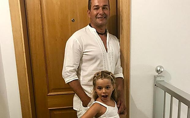 José Juan Soto Cabrera, notificador del Ayuntamiento de Pájara, y su hija Aisha Soto Caridad, de once años. 