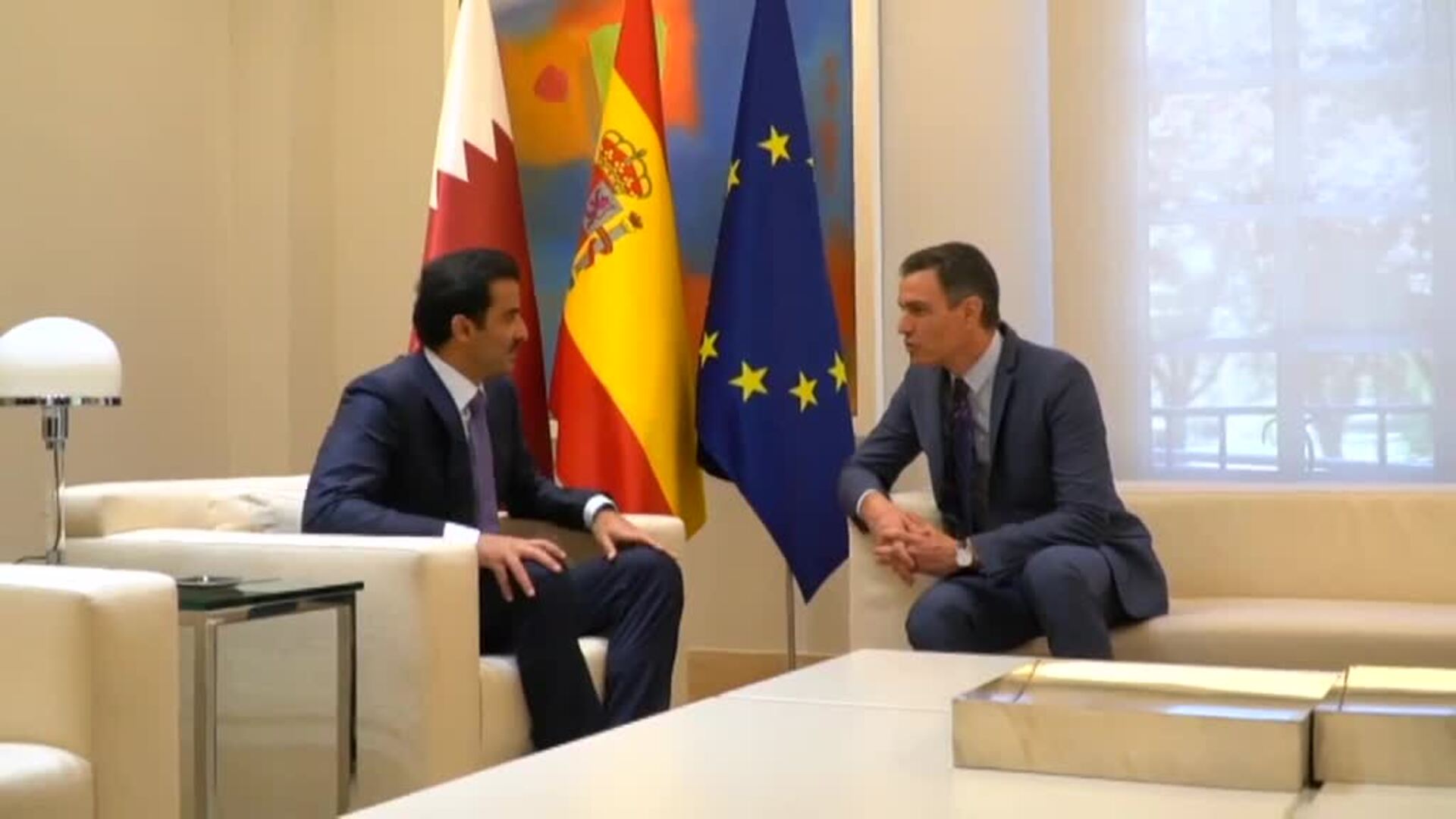 Sánchez recibe al emir de Catar en Moncloa