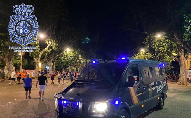 Una furgoneta de la Policía Nacional, en el centro de Sevilla. 