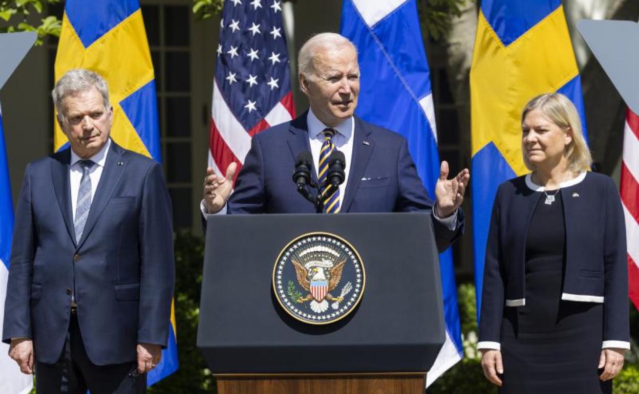 El presidente de Finlandia Sauli Niinistö, escolta a Joe Biden, junto a la primera ministra de Suecia, Magdalena Andersson.