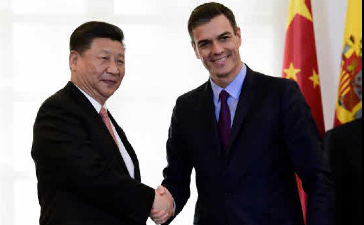 Pedro Sánchez le da la mano al presidente chino, Xi Jinping, después de que los dos países firmaran acuerdos en el Palacio de la Moncloa en Madrid el 28 de noviembre de 2018.