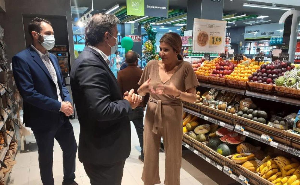 Representantes empresariales con la concejala María Jesús Tovar. 