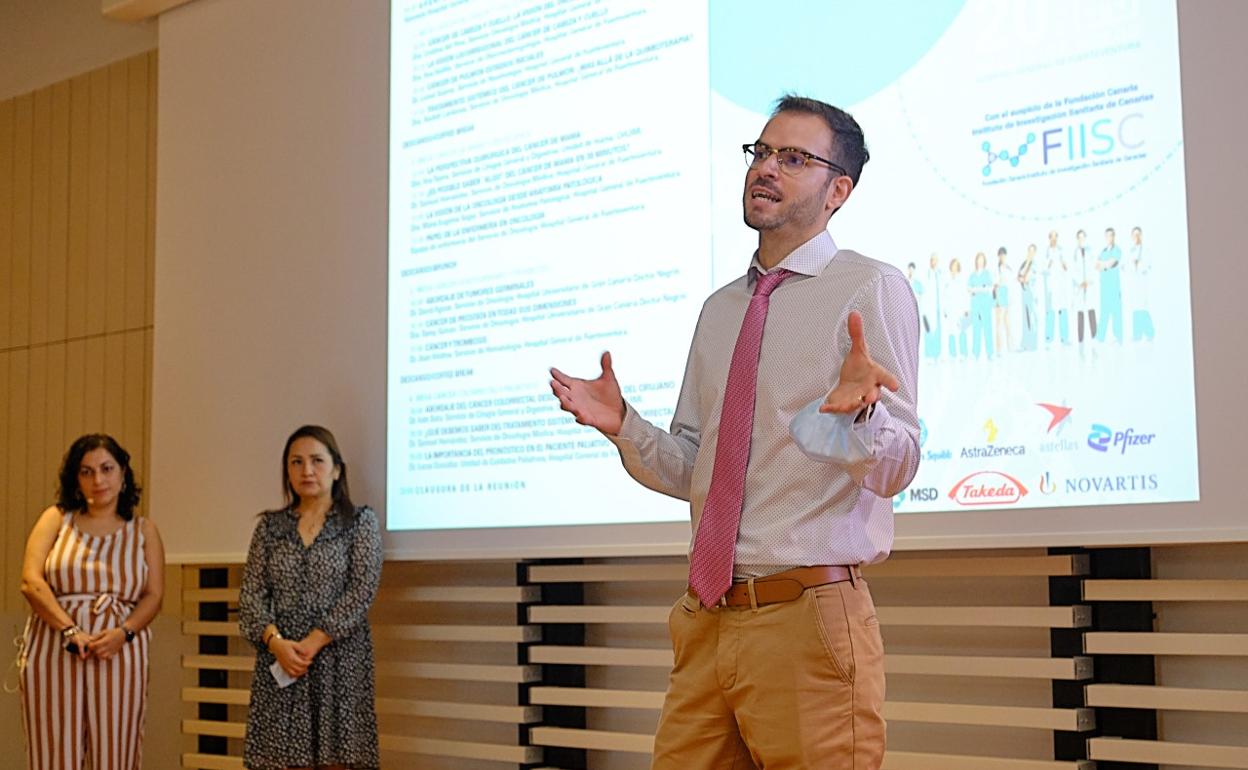 Samuel Hernández, oncólogo del Hospital General de Fuerteventura, en el acto de inauguración de las jornadas. 