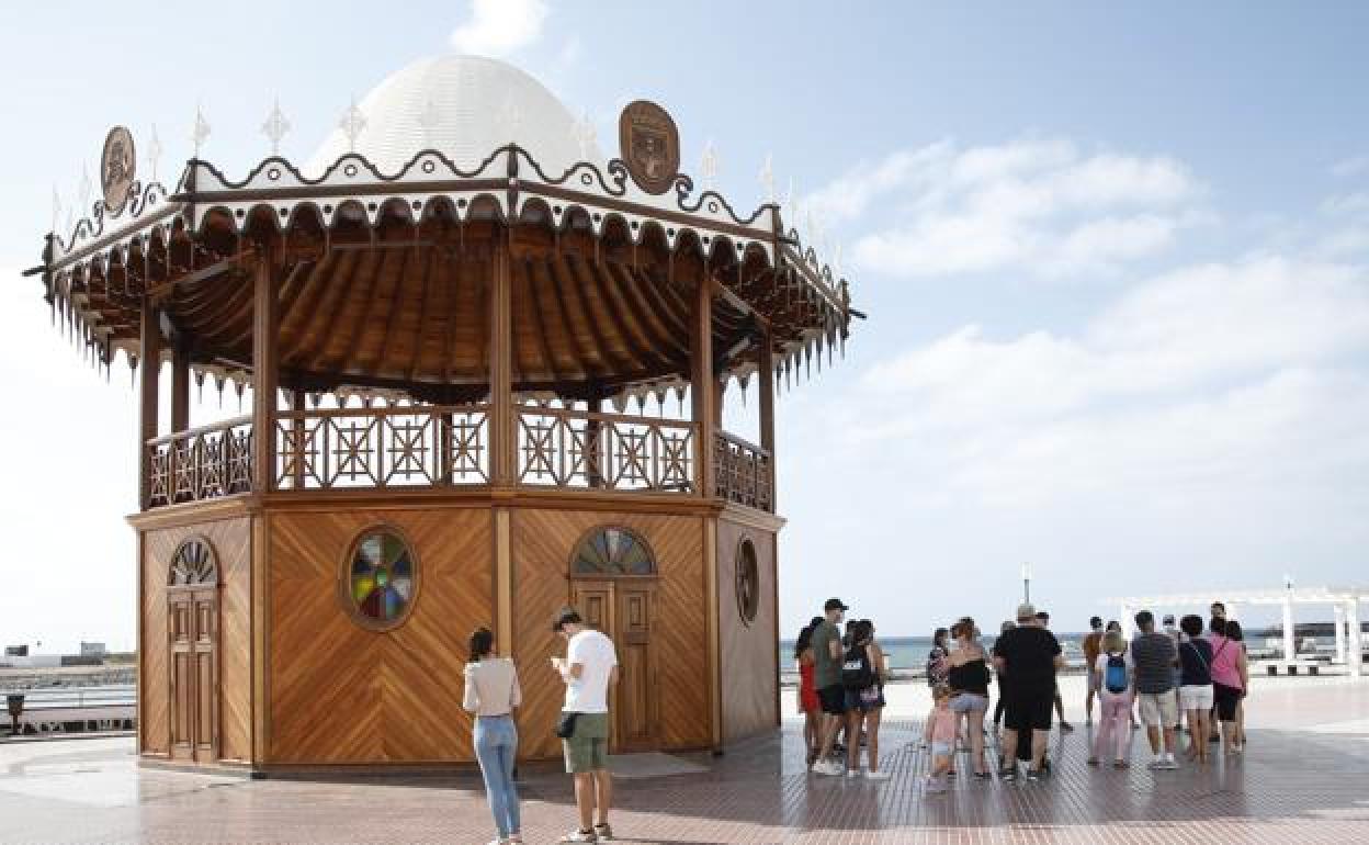 Turistas en Arrecife. 