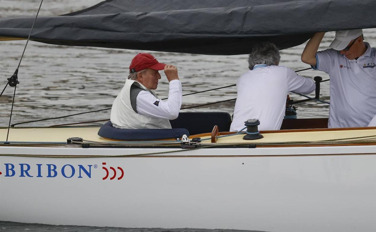 El Rey emérito Juan Carlos I a bordo del «Bribón», donde navegó ayer sábado 