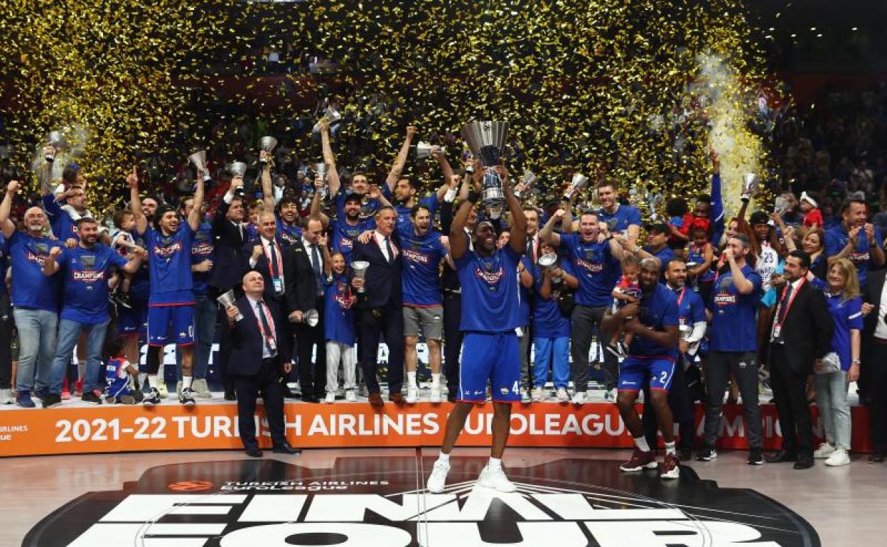 La plantilla del Anadolu Efes celebra su segunda Euroliga consecutiva. 